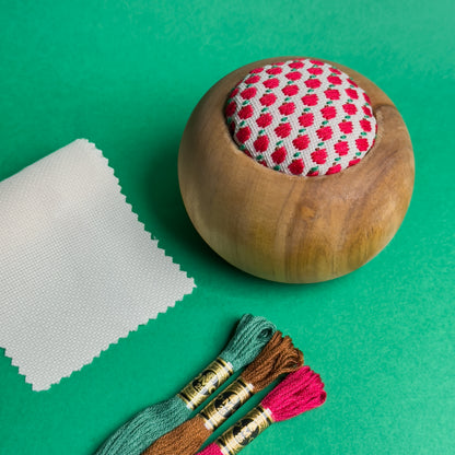 KIT DE BORDADO KOGIN – Alfiletero / Porta agujas
